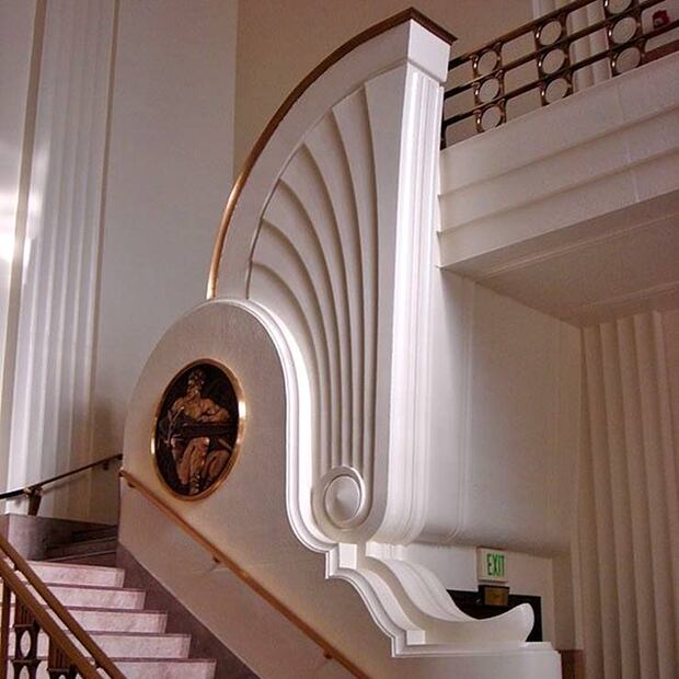 Las influencias helenas y romanas del art déco se adivinan, sutiles, entre el mármol y el relieve de una figura atlética al interior del Sunset Tower Hotel de Hollywood. Pinterest.
