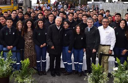 AMLO firma certificado a jóvenes para que sirva de "carta de recomendación"