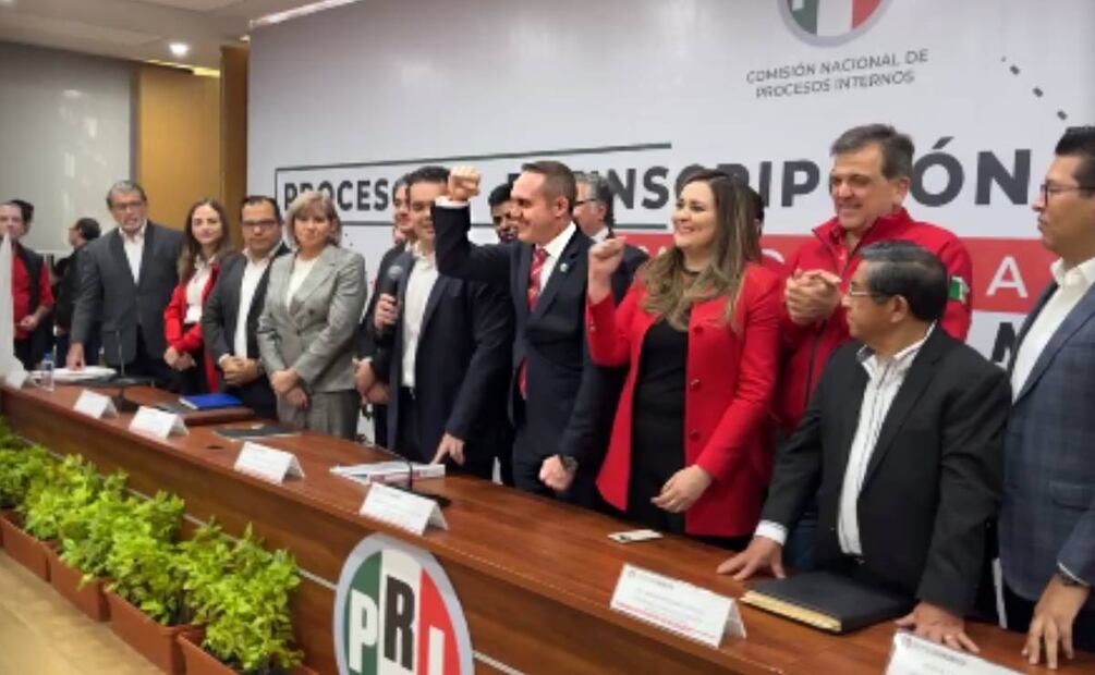 Adrián Rubalcava estuvo acompañado por el aspirante del PRD, Luis Chazaro Foto: Especial