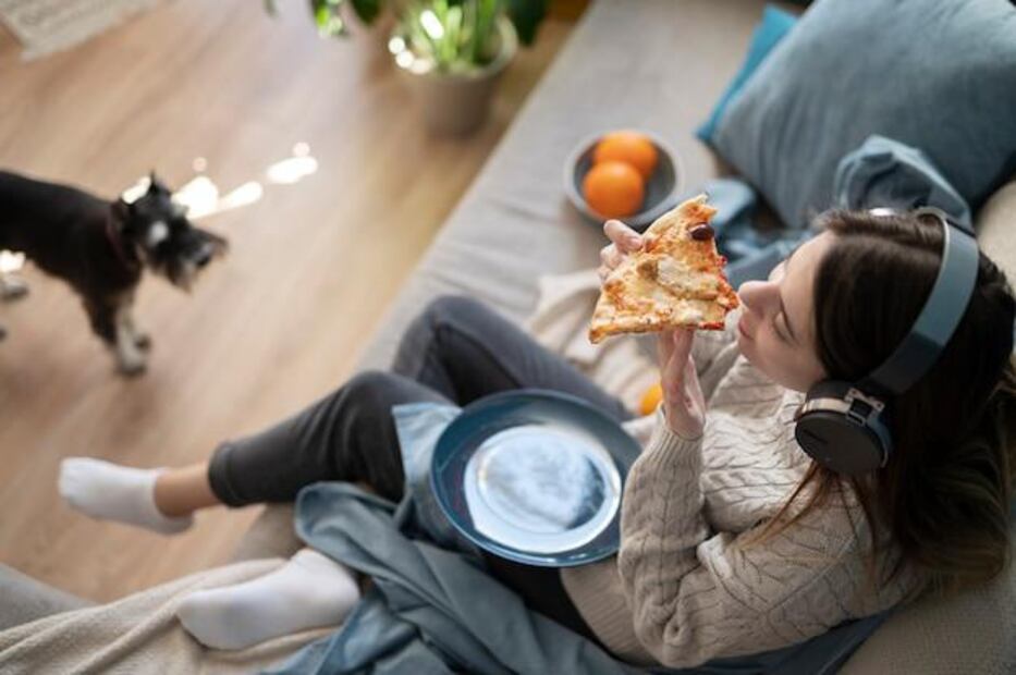 Si tu perro ha consumido pizza, es importante estar atento a cualquier signo de malestar. Fuente: Freepik.
