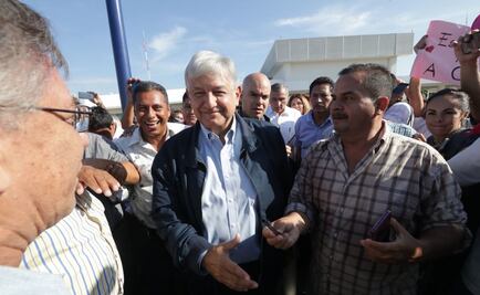 AMLO explica a petroleros plan para rescatar al sector energético