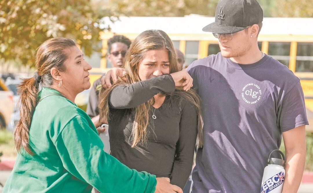 Una estudiante, tras el tiroteo en la secundaria Saugus, en Santa Clarita. Foto: RINGO H.W. CHIU. AP