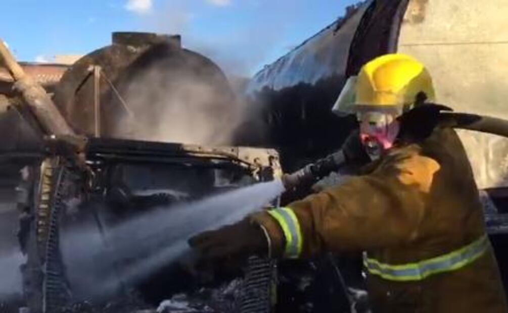 “Payasito bomberín” ayuda a sofocar incendio en Edomex