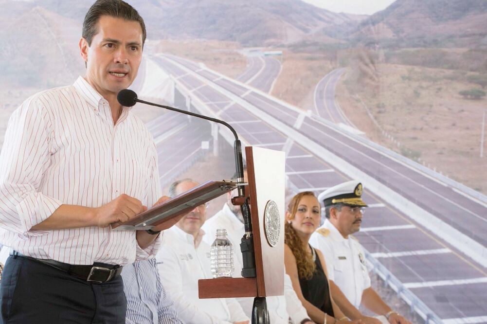 El presidente Enrique Peña Nieto entregó la autopista Jala-Compostela y su ramal Compostela con una inversión de más de 5 mil millones de pesos, que ayudará a un traslado más rápido a los más de 6 mil 400 vehículos cada día (PRESIDENCIA)