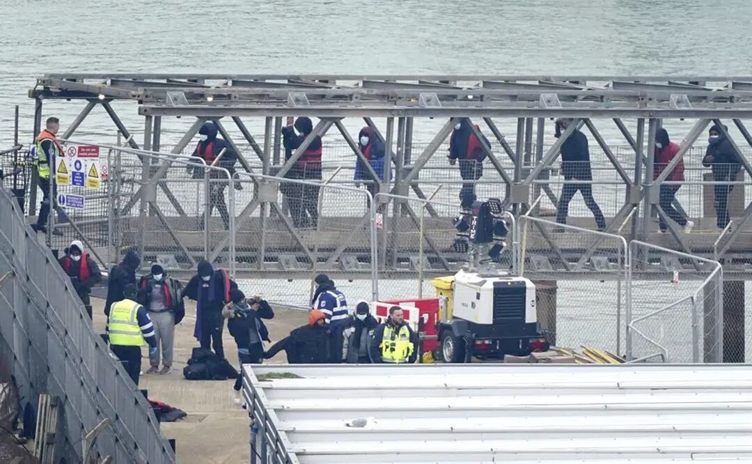Un grupo de personas que se cree son migrantes desembarcan en Dovert, Kent, desde un barco de la Fuerza Fronteriza tras un incidente con un barco. Foto: AP