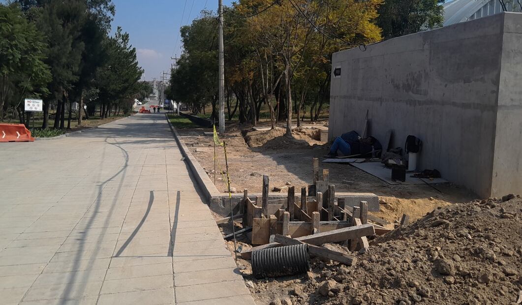 De vuelta al linde entre la Cineteca y la Bodega, el escombro continúa a la vista, en el camino hasta los escalones de la nueva sede del Centro de Capacitación Cinematográfica (CCC): tierra que parece el residuo de un pequeño deslave, bolsas negras que envuelven materiales, fosas rellenas con palos de madera, cubetas tiradas, alcantarillas abiertas detrás de barreras viales de plástico naranja para evitar accidentes. Foto: Carlos Mejía/EL UNIVERSAL