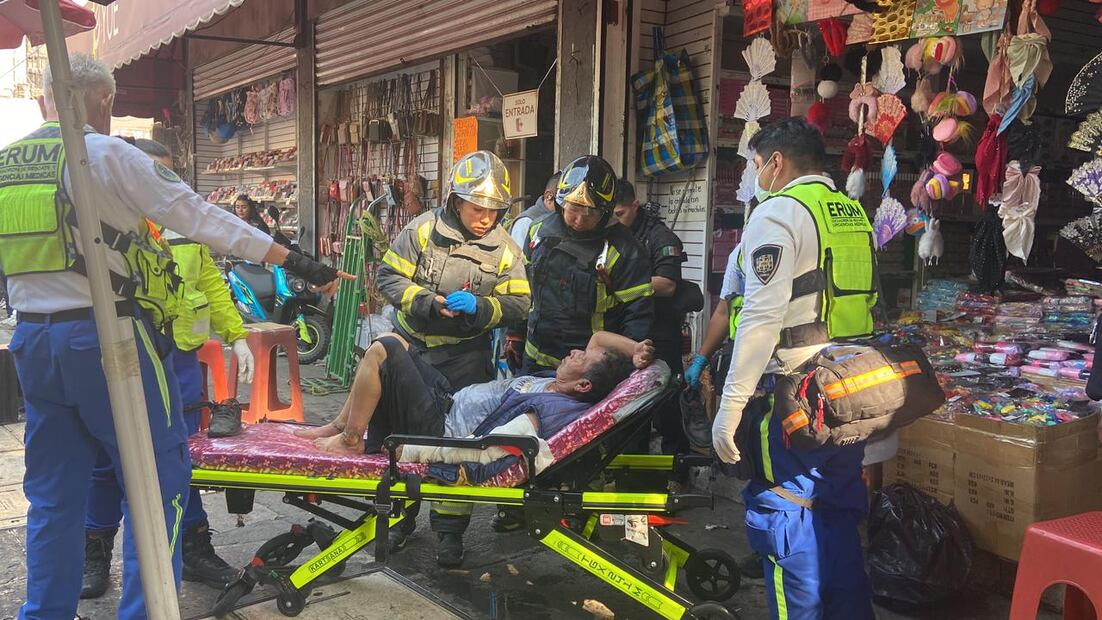 Paramédicos del Escuadrón de Rescate y Urgencias Medicas (ERUM) diagnosticaron al hombre con quemaduras en el rostro, brazo y pierna. Foto:  Juan Carlos Williams - EL UNIVERSAL