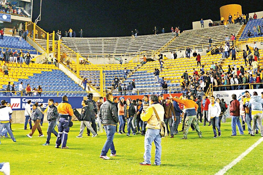 Aficionados de San Luis y Necaxa se refugiaron en la cancha del estadio Alfonso Lastras para evitar agresiones (ANGEL FERRETIZ. IMAGO7)