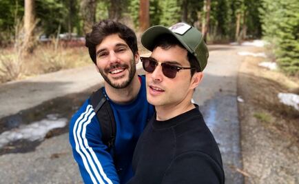 Pareja gay busca su primer bebé; explican maternidad subrogada en YouTube