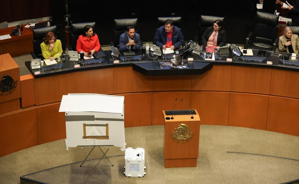 Ingresan la urna y casilla al pleno del Senado para la elección de quien tome las riendas de la CNDH. Foto: Diego Simón / EL UNIVERSAL