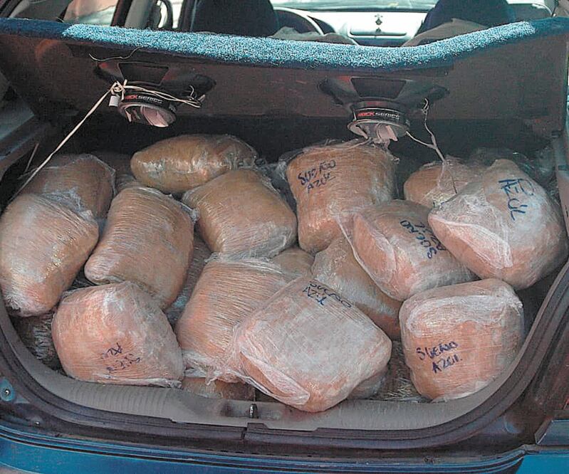 En el auto en el que viajaban las cuatro personas se encontraron paquetes con marihuana que se distribuirían en al menos seis alcaldías. ESPECIAL