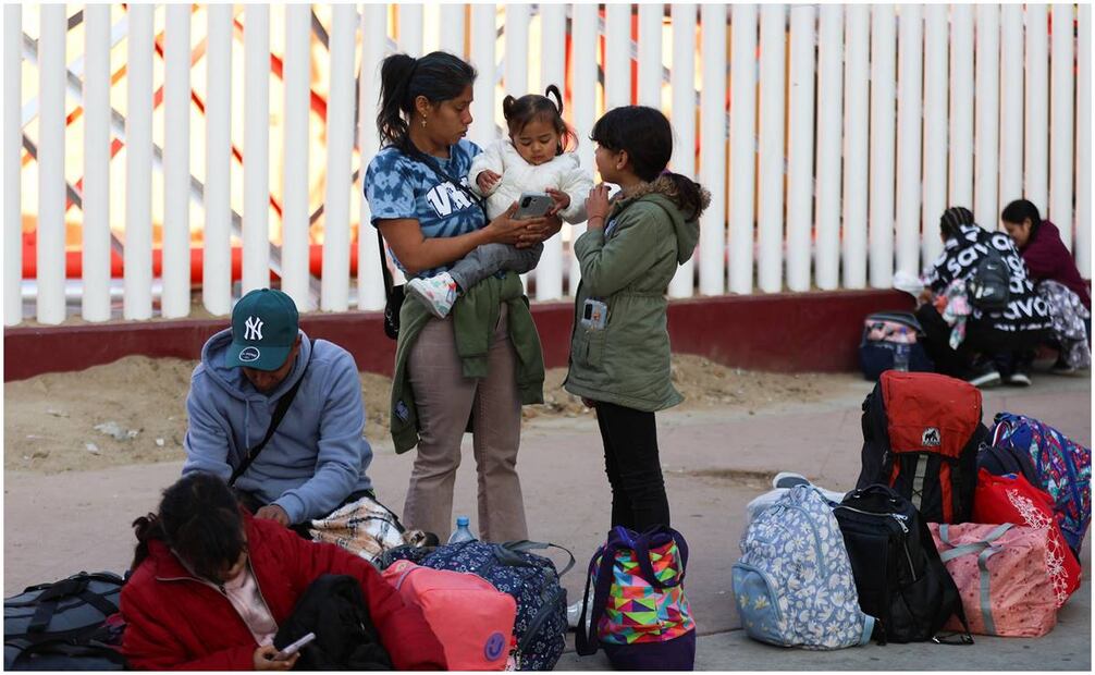 Migrantes de diversas nacionalidades que tenían su cita CBP One y que ya no es válida se encuentran en el cruce fronterizo El Chaparral en espera de nuevas noticias sobre su situación migratoria. Foto: Diego Simón / EL UNIVERSAL