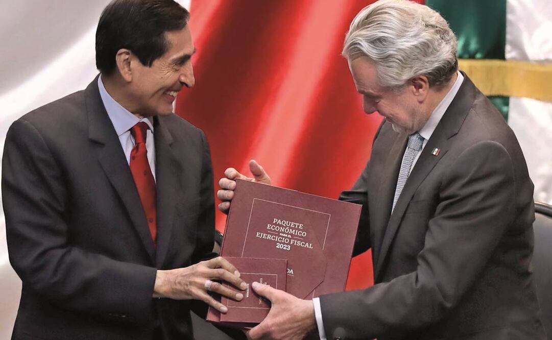Rogelio Ramírez de la O, titular de Hacienda, al entregar el Paquete Económico 2023 a Santiago Creel, presidente de la Cámara de Diputados. Foto: Valente Rosas/ EL UNIVERSAL