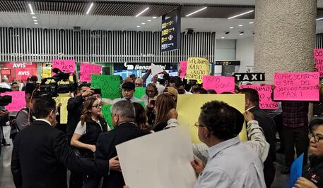 Taxistas protestan en la Terminal 2 del AICM; exigen transparencia en la asignación de módulos