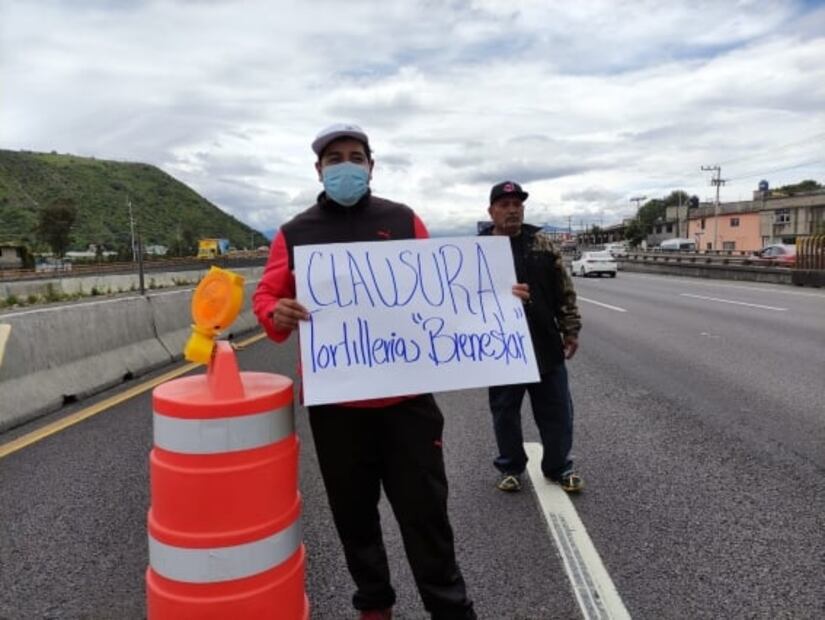 Manifestantes bloquean autopista México-Puebla; exigen cierre de una tortillería