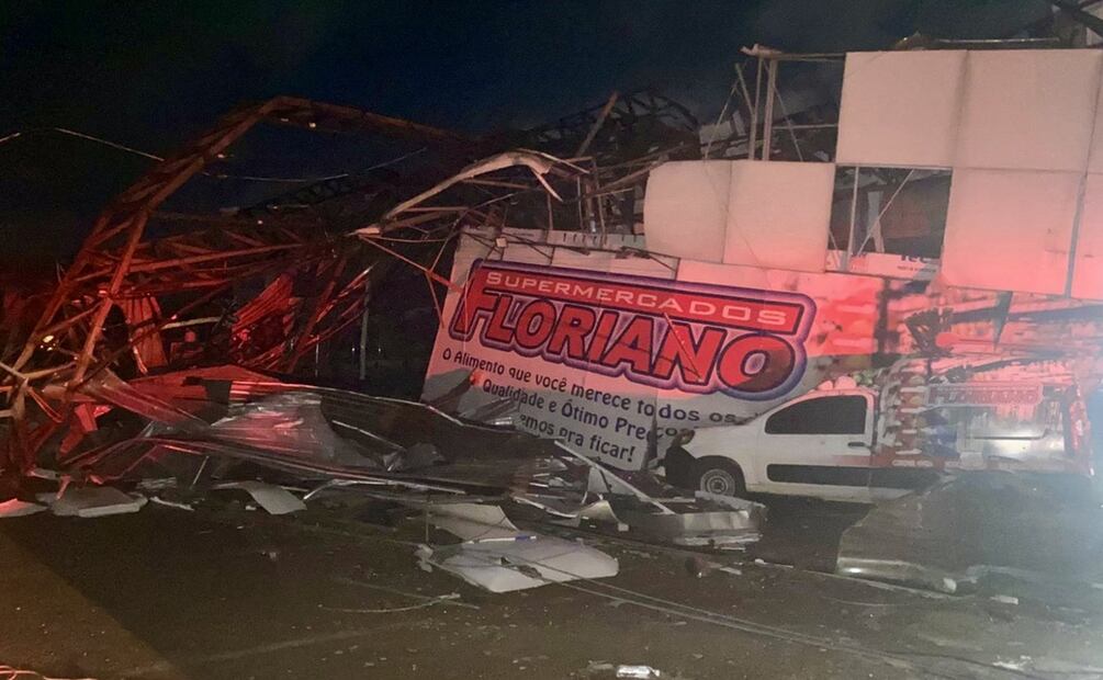Los violentos vientos hicieron volcar autos y derrumbaron viviendas enteras en Rio Bonito do Iguaçu, una localidad de 14.000 habitantes ubicada en el estado de Paraná, a unos 400 kilómetros de la capital, Curitiba. Foto: AFP