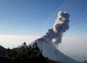 Volcán de Colima emite fumarola de 1.8 kilómetros