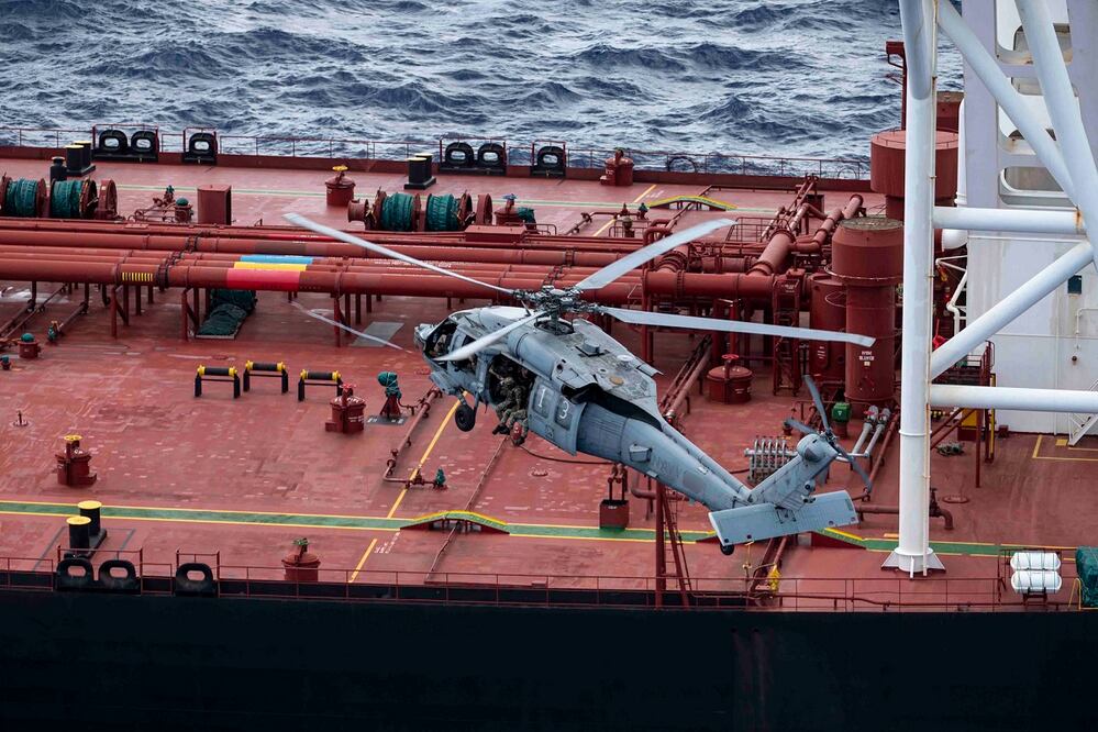 Fotografía difundida en la cuenta oficial en X @DeptofWar del Departamento de Guerra de Estados Unidos de uno de sus helicópteros interceptando un buque petrolero en el océano Índico que, aseguró, violaba el bloqueo impuesto a las operaciones de crudo en el Caribe relacionadas con Venezuela y Cuba y trató de escapar del cerco estadounidense. FOTO: EFE