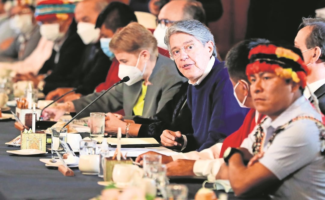Guillermo Lasso, con líderes de la Confederación de Nacionalidades Indígenas de Ecuador. El mandatario es uno de los que aparecen en los Pandora papers, pero él afirma que declaró todos sus ingresos. Foto: José Jácome. EFE