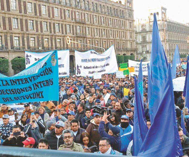 Integrantes del SUTGCDMX se movilizaron de la Plaza de Tlaxcoaque al Zócalo capitalino, para defender la elección del pasado 9 de enero. Foto: ESPECIAL