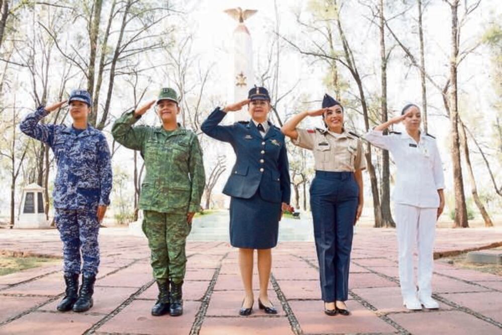 Las soldados (de izq. a der.) María del Carmen Santana, Magaly Noemí López Nava, Karine Izquierdo, Anell Téllez Pérez y Adriana González son madres de familia. Foto: EDWIN HERNÁNDEZ