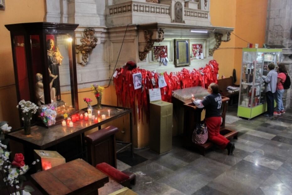 Tres nalgadas a San Antonio para encontrar pareja