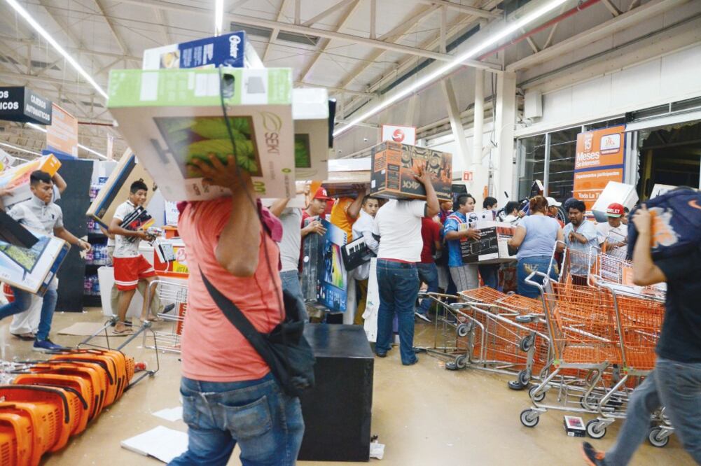 Empresarios condenaron los actos de vandolismo y violencia que se registran con el pretexto del alza en los precios de los combustibles (PATRICIA MORALES. EL UNIVERSAL)