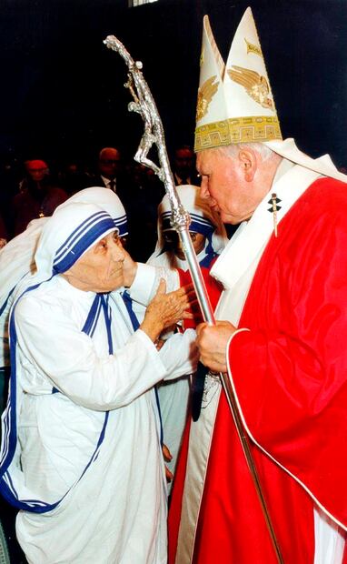 CIUDAD DEL VATICANO 27/04/2011.- Foto de archivo tomada el 27 de junio de 1997 del encuentro del papa Juan Pablo II (der.) y la Madre Teresa de Calcuta (izq.) en la Ciudad del Vaticano. Tres meses después de este saludo, la religiosa de la caridad falleció a los 87 años. EFE/STF.