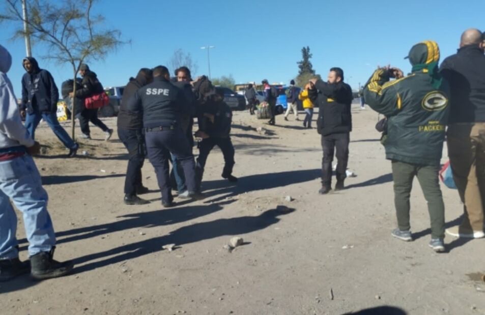 Autoridades intentan desalojar campamento de migrantes venezolanos del Río Bravo