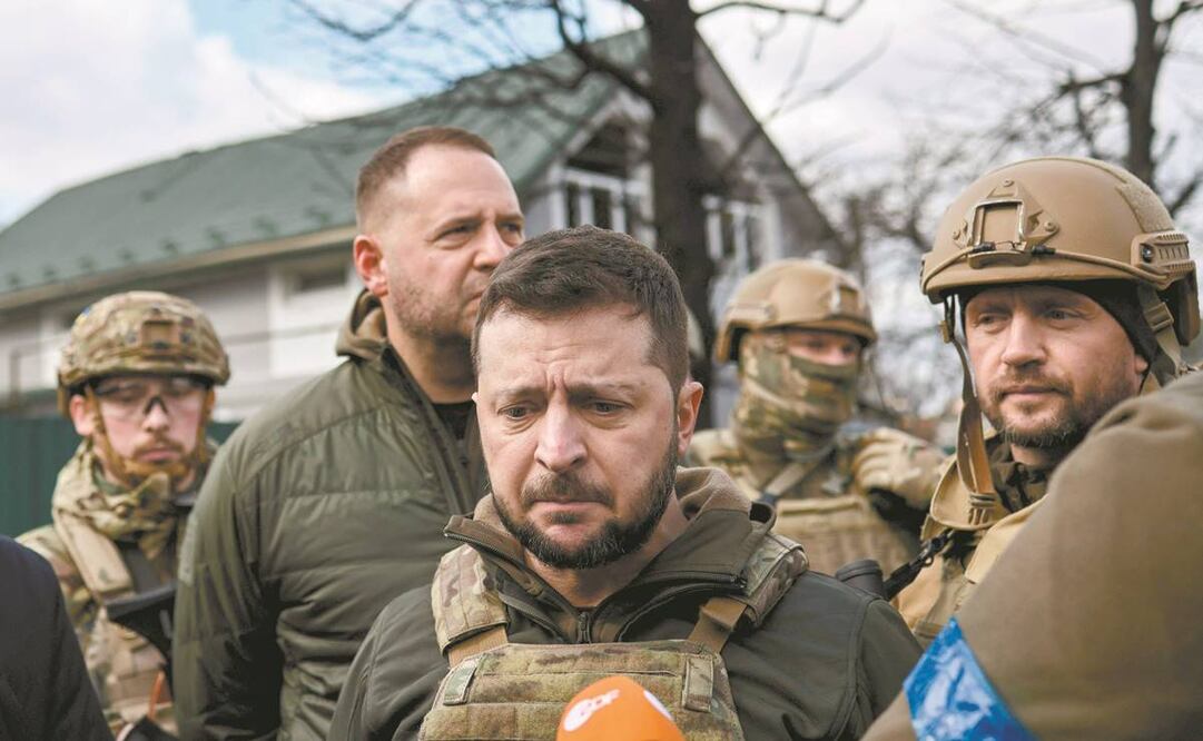 Ki ev. — El presidente ucraniano, Volodimir Zelensky, insistió ayer, desde Bucha, en que soldados rusos cometieron allí “crímene s de guerra”, algo que Estados Unidos dijo que ya investiga. Foto: RONALDO SCHEMIDT/ AFP.
