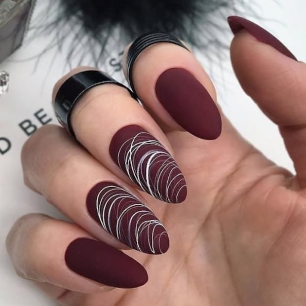 De las pasarelas a tu mani, el vino es el color de uñas más top para esta temporada