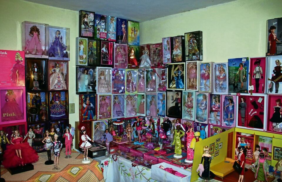 El médico cirujano tiene Barbies de diferentes tipos y épocas, las cuales ha coleccionado desde que tiene 13 años y se mantienen en excelentes condiciones; algunas hasta están en su caja sin abrir. Foto: Omar Contreras