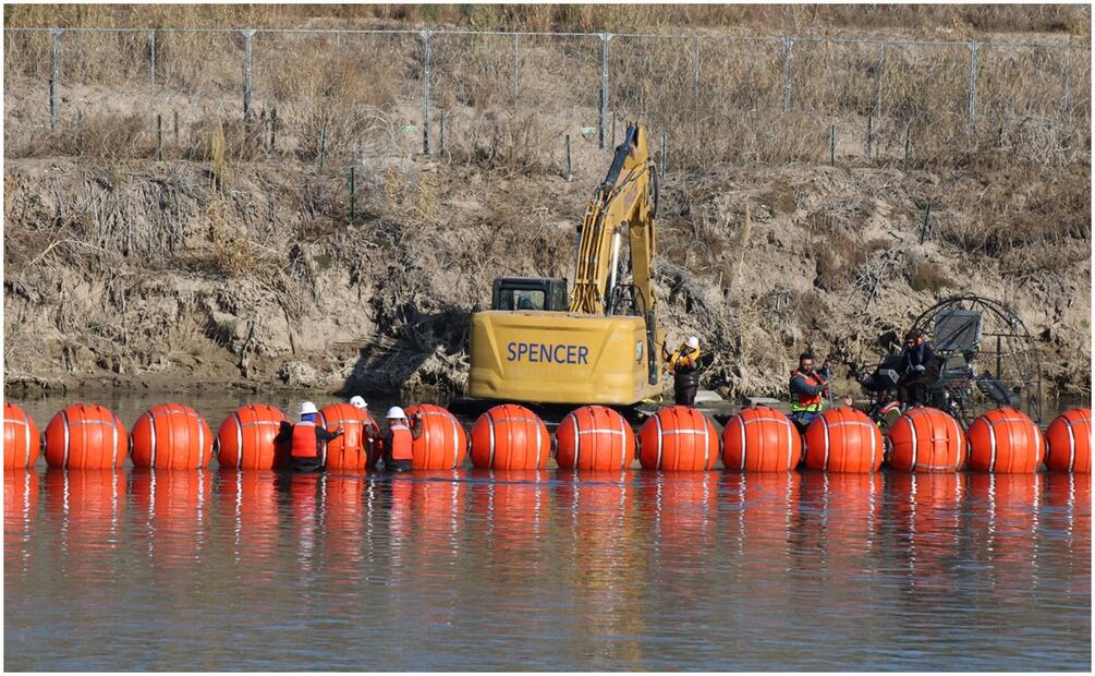 Trabajadores refuerzan seguridad en boyas que atraviesan el río Bravo en Piedras Negras, Coahuila (21/01/2025). Foto: Francisco Rodríguez