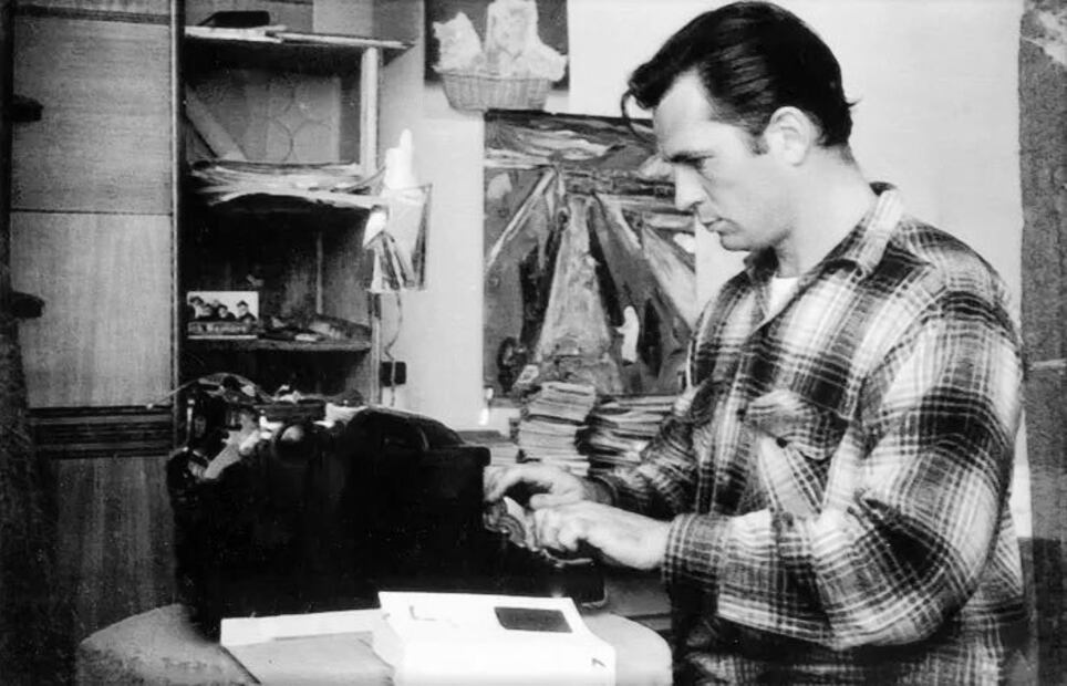Existen rumores de que Jack Kerouac terminó de escribir “En el camino” mientras estaba en ciudad de México, luego de su extenso viaje por carretera en que cruzó su país hasta Texas para continuar desde Nuevo Laredo a la capital mexicana. ESPECIAL.