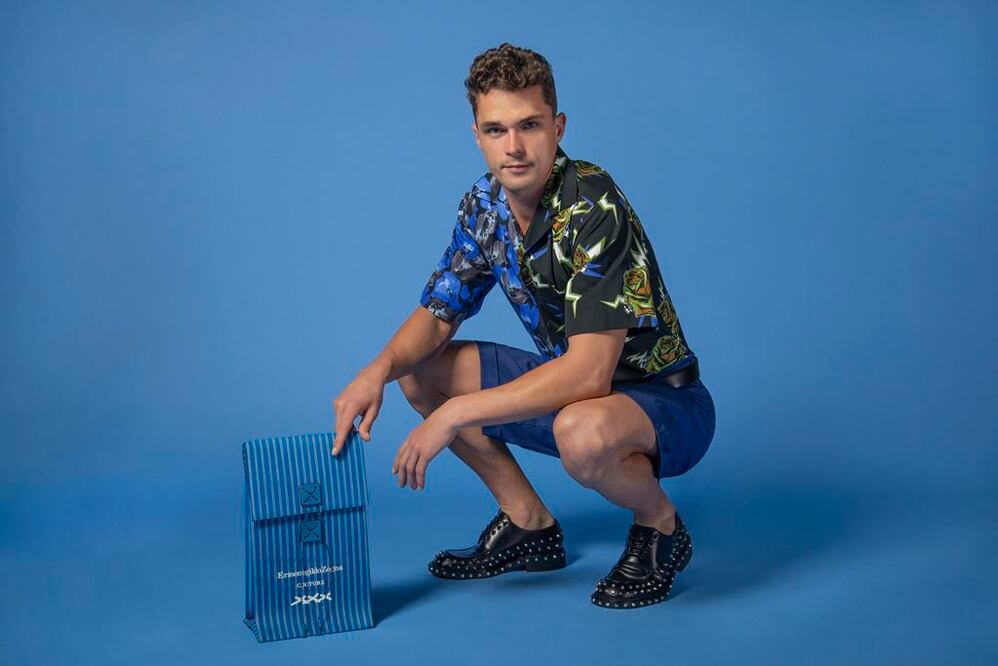 Camisa, zapatos y cinturón, Prada. Shorts, Z Zegna. Bolso, Ermenegildo Zegna Couture. / Fotos: JAVIER FLORES