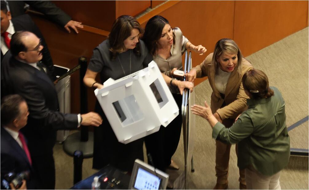 Pelean senadores por mampara. Foto: Diego Simón/EL UNIVERSAL