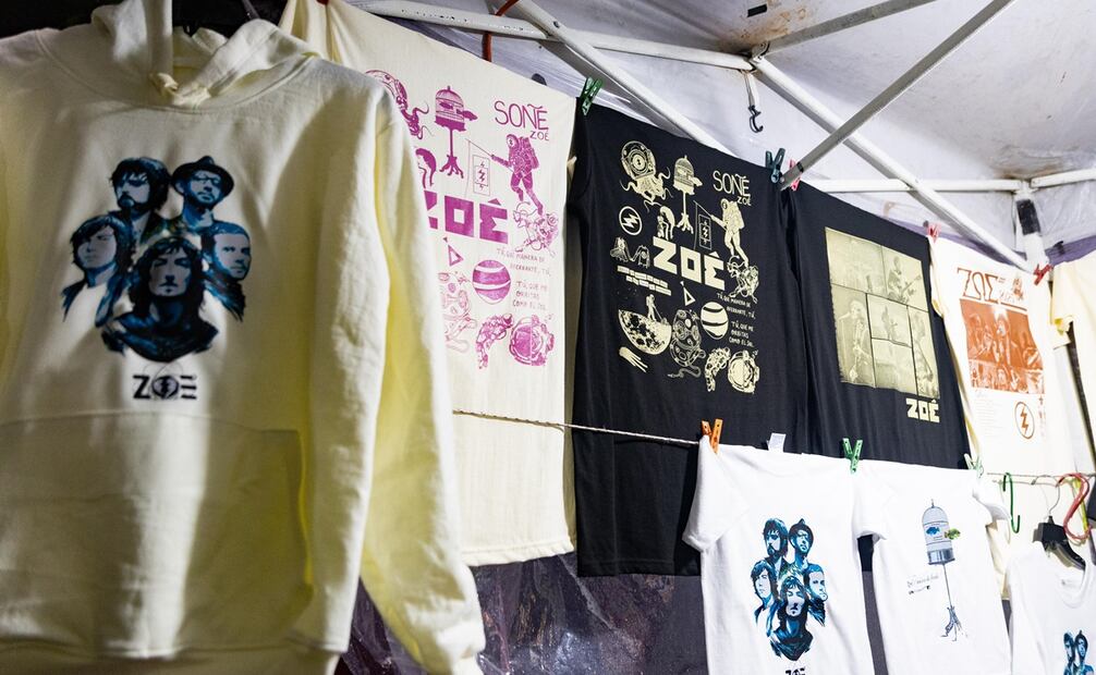 Fans aprovechan la espera para comprar productos oficiales en el área oriente de la  CDMX. Foto: Hugo Salvador/EL UNIVERSAL.