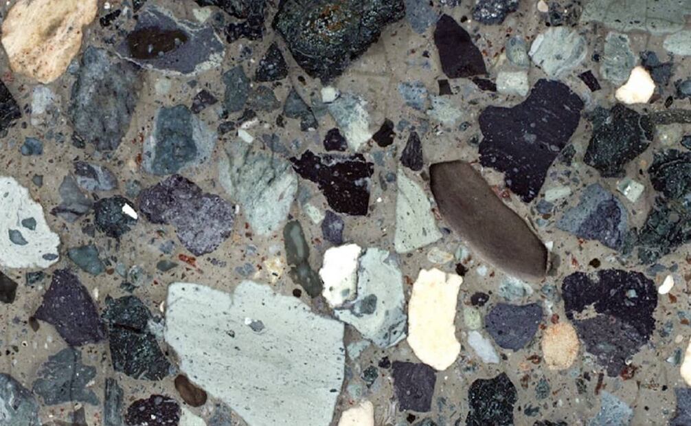 Roca brecha obtenida de Chicxulub. En 1984 surgió la teoría que de que el meteorito que provocó la extinción masiva del Cretácico era parte de una lluvia de rocas cósmicas, inducida por la estrella enana negra Némesis; la existencia de esta estrella sólo es teórica y la responsabiliza por las extinciones masivas que enfrentó la Tierra cada 27 millones de años. Foto: International Ocean Discovery Program/ESPECIAL
