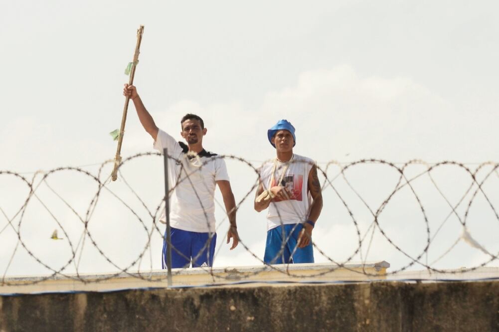 Presos retaban a las autoridades en la cárcel de Alcacuz, en Natal, el pasado 20 de enero. La prisión fue recuperada ayer por las fuerzas de seguridad de Brasil (NEY DOUGLAS. EFE)