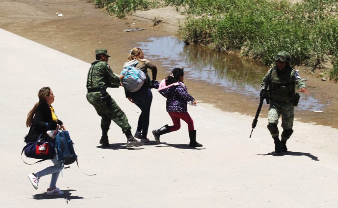 Elements from the National Guard stop migrants from crossing into the U.S. - Photo: Herika Martinez/AFP