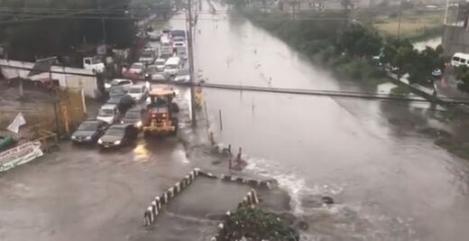 Lluvias afectan vía López Portillo en Tultitlán