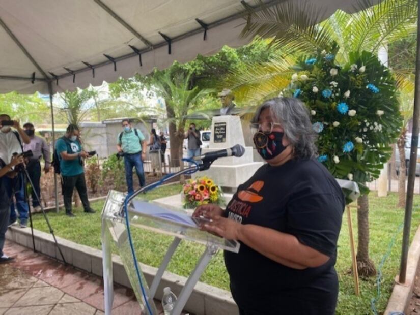 A cuatro años de su asesinato, develan busto de Javier Valdez Cárdenas en Sinaloa