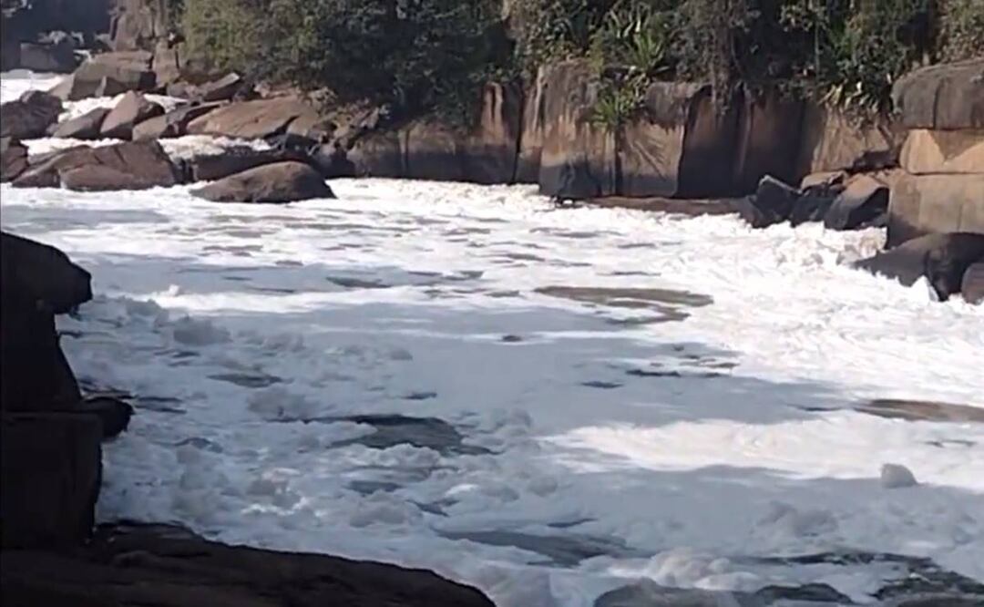 La espuma proviene de desechos de detergentes y residuos químicos arrojados al río. Foto: Captura de pantalla