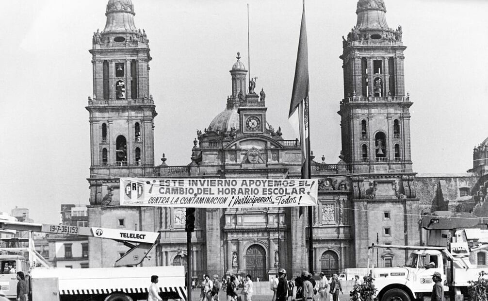 Campaña del PRI-DF en 1992, para fomentar alternativas en contra de la contaminación atmosférica, como un cambio en el horario escolar para permitir que los menores entraran más tarde a clases o se les suspendieran labores si había contingencia. Foto: ESPECIAL.