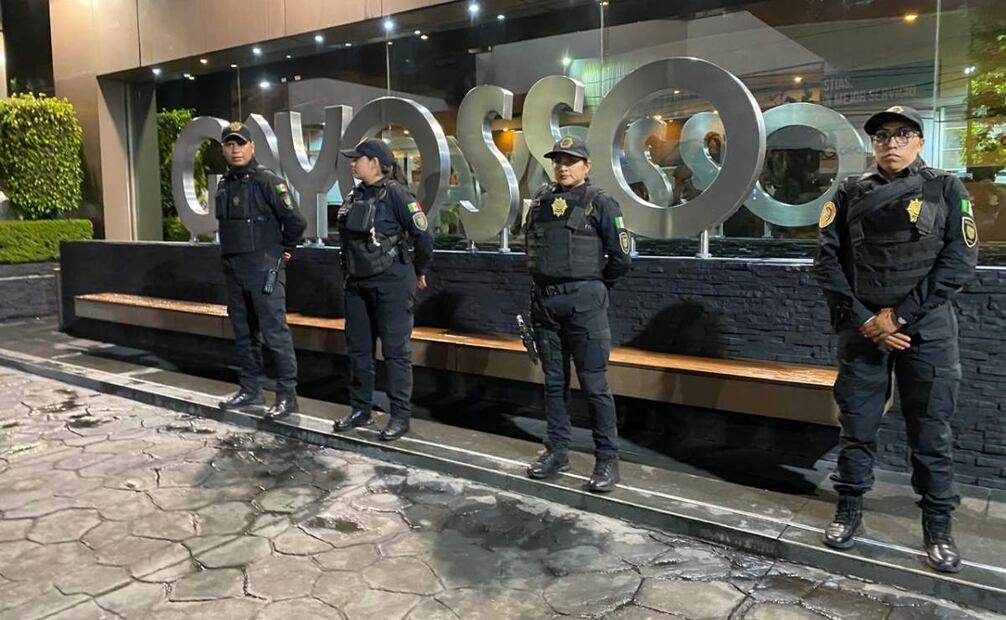 En la funeraria en donde se velan los cuerpos de Ximena Guzmán y José Muñoz, hay una fuerte presencia policiaca (20/05/2025). Foto: Valente Rosas