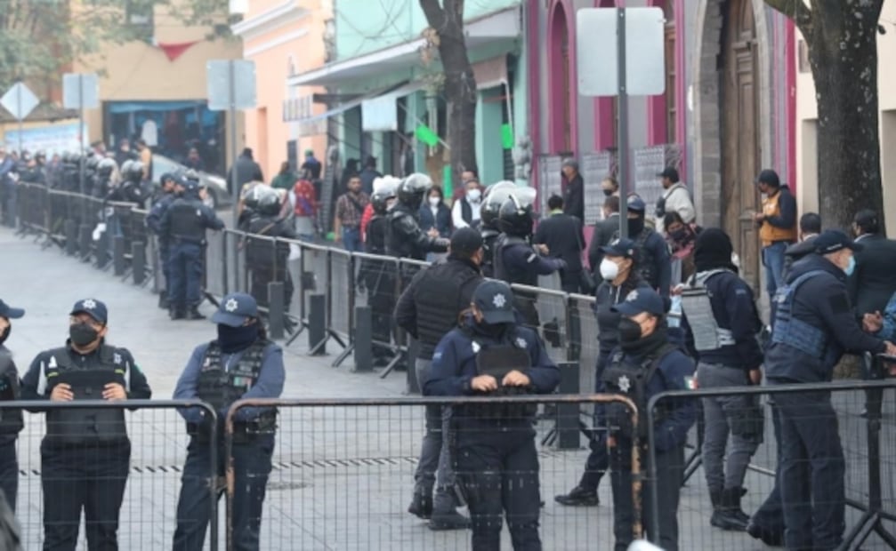 Vendedores ambulantes cierran acceso al centro de Toluca; demandan espacio para vendimia 