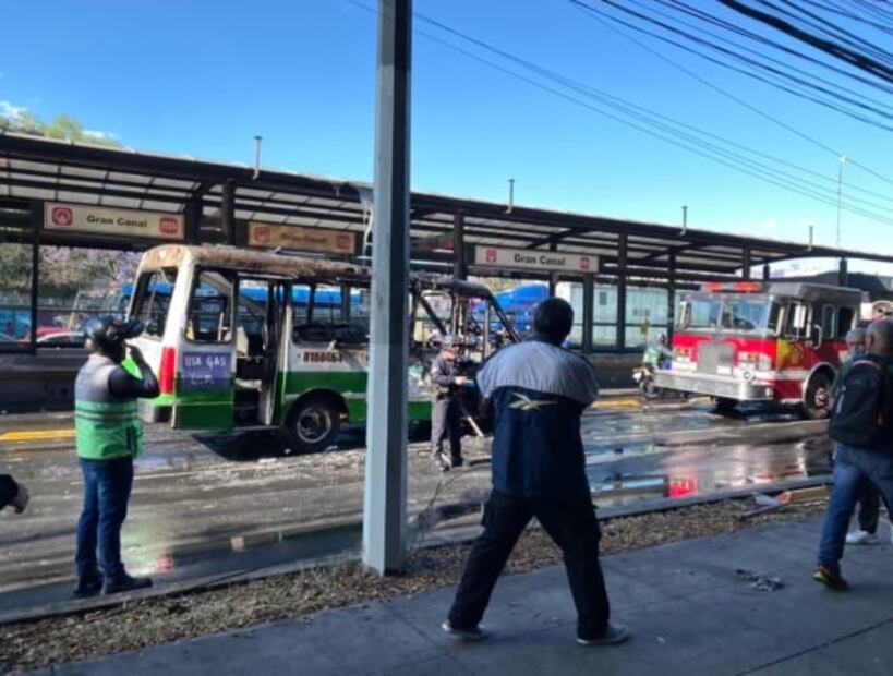 Se incendia microbús en la GAM; chofer pidió ayuda antes, pero “nadie me ayudó”, VIDEO