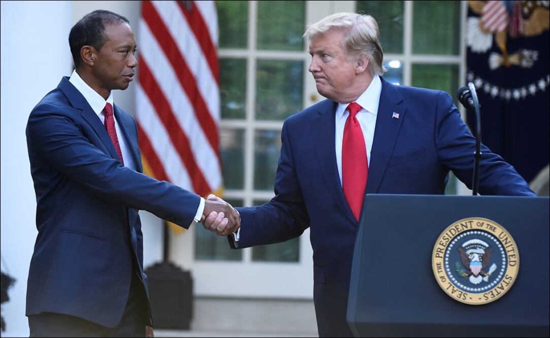 Tiger Woods estrechando la mano del Presidente Donald Trump en la Casa Blanca. Foto: Reuters