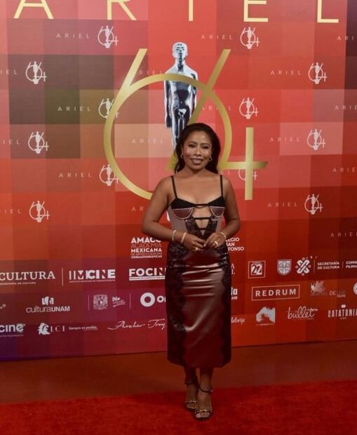 Yalitza Aparicio impacta con vestido lencero en los Premios Ariel