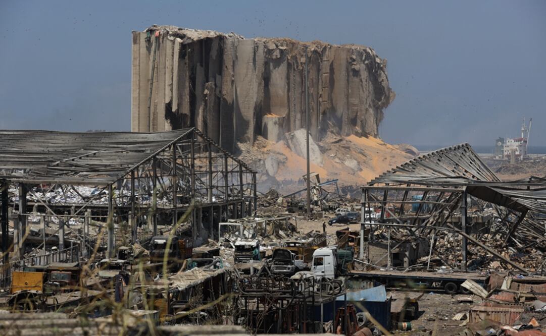 As the dense clouds of smoke dissipated, the magnitude of the disaster became more explicit- Photo:EFE/EPA/Ibrahim Dirani/Dar Al Mussawir